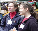 Marktplatz Bonn, Aktion gegen Kinderarbeit, Unterschriftensammlung und Geldsammlung, Theresa und Helen von der Liebfrauenschule Bonn, Foto: Ulli Schauen