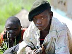 Junge K&auml;mpfer der so genannten Union Kongolesischer Patrioten (UPC) beim Schusstraining am Rande von Bunia (Archivfoto vom 14.6.2003) (Bild: dpa)